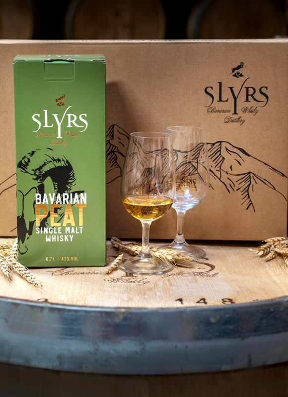 Geschenkbox SLYRS Single Malt Whisky Bavarian PEAT 43% vol. 0,7l - inkl. 2  SLYRS Degustationsgläser - SLYRS Whisky